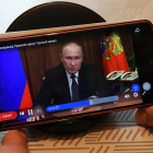 Eine Person schaut die TV-Ansprache von Wladimir Putin am 21.09.2022 auf dem Smartphone an © imago images/SNA