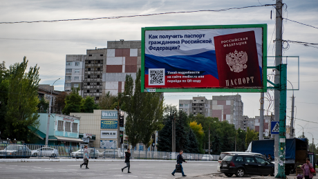 Ein Werbebanner wirbt am 22.09.2022 in Luhansk für das sogenannte Referendum der russischen Regierung © AP