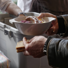 In einer Suppenküche wird Eintopf an Bedürftige ausgegeben (Symbolbild) © imago images/Jürgen Heinrich