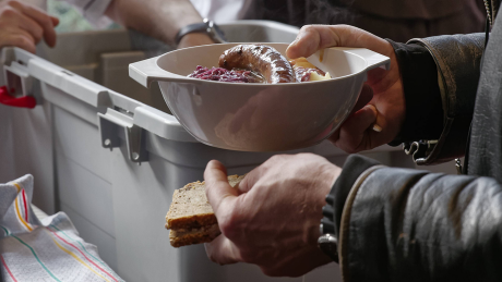 In einer Suppenküche wird Eintopf an Bedürftige ausgegeben (Symbolbild) © imago images/Jürgen Heinrich