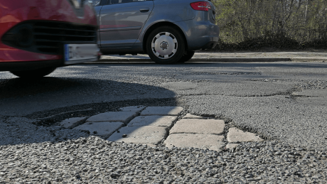 Schlagloch auf einer Straße in Berlin-Reinickendorf © imago images/Raimund Müller