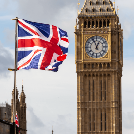 Die britische Flagge weht vor dem Big Ben in London © IMAGO/ZUMA Wire