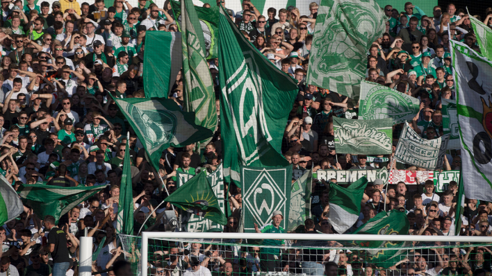 Werder Bremen Fans schwenken Flaggen im Weserstadion