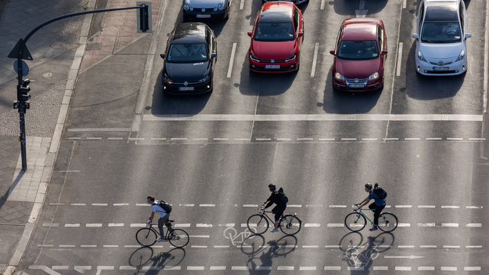 Fahrradfahrer überqueren eine Straße in Berlin.