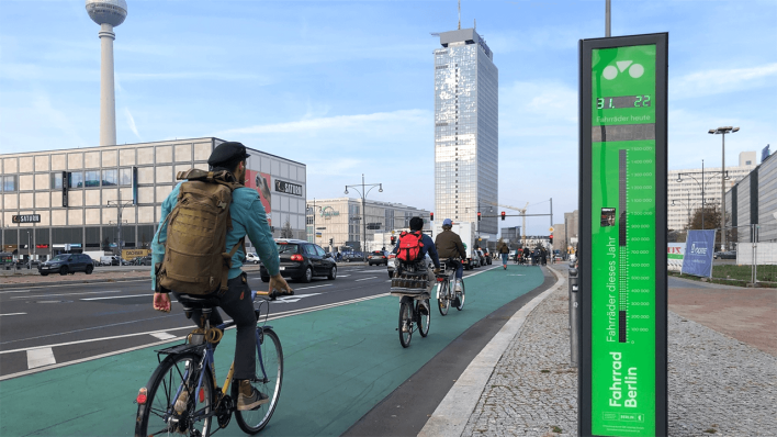 Fahrradbarometer am Alexanderplatz in Berlin © radioeins/Henrik Barth