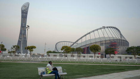 Ein Arbeiter sitzt vor dem Khalifa International Stadion in Doha © AP Photo/Nariman El-Mofty