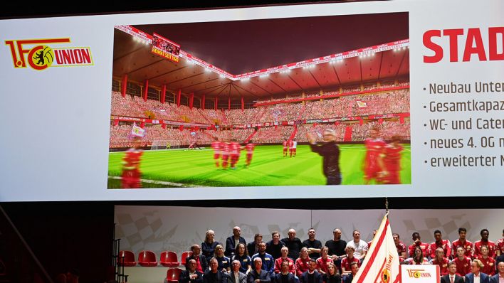 Das Stadion An der Alten Försterei nach der Erweiterung im Innenraum ist bei einer Präsentation während der Mitgliederversammlung des FC Union Berlin zu sehen © dpa/Matthias Koch