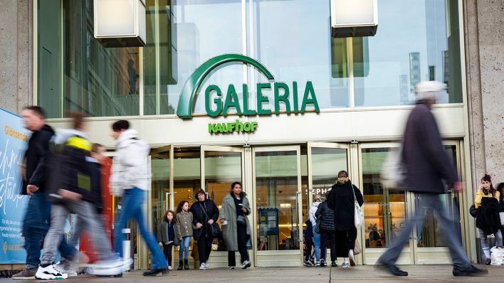 Menschen laufen vor der Filiale der Galeria Karstadt Kaufhof am Alexanderplatz in Berlin