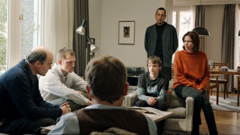 Vera und Nickel (Yorck Dippe, Enno Trebs) beraten sich mit Christian Schneider (Hans Löw), dem Anwalt Johann Schwenn (Justus von Dohnányi) und der Familie © Pandora Film, 23/5