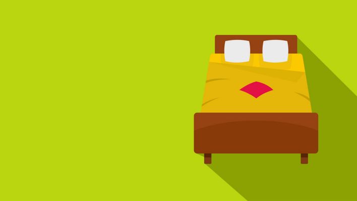 Bett mit gelber Bettdecke © IMAGO / agefotostock