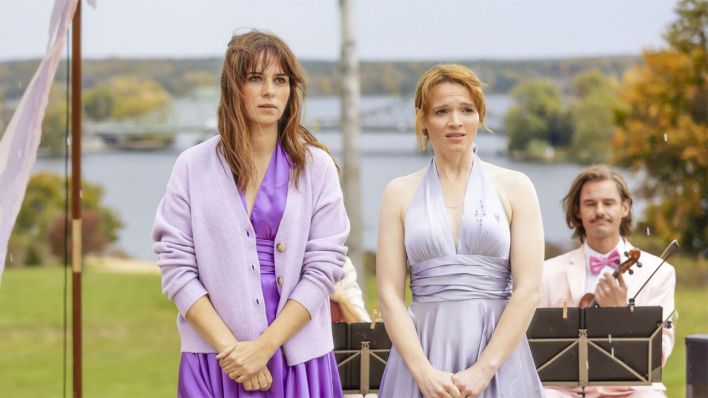Nora Tschirner und Karoline Herfurth in "Einfach mal was Schönes" © Warner Bros GmbH Nora Tschirner und Karoline Herfurth in "Einfach mal was Schönes" © Warner Bros GmbH