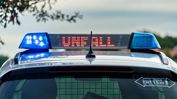 Einsatzfahrzeug der Polizei steht mit Blaulicht und dem Schriftzug Unfall im Display © IMAGO / Fotostand