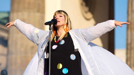 Die Sängerin Mieze Katz von Mia im März 2022 bei dem Friedenskonzert Sound Of Peace gegen den Krieg in der Ukraine am Brandenburger Tor.