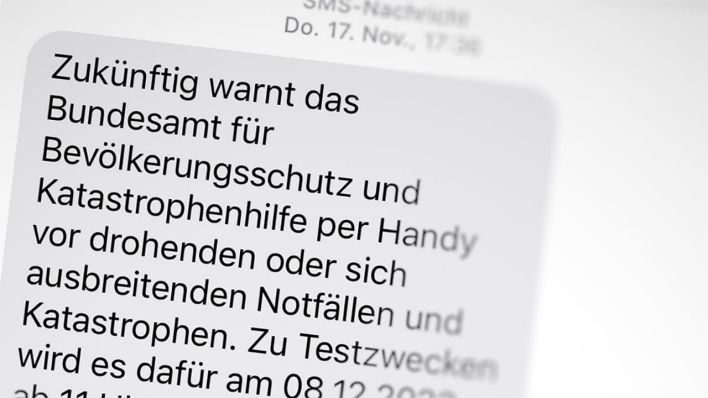 Eine Hinweis-SMS, dass das Bundesamt für Bevölerungsschutz und Katastrophenhilfe zukünftig vor drohenden oder ausbreitenden Notfällen und Katasptrophen per Handy warnt © radioeins/Chris Melzer