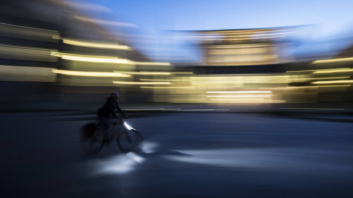 Ein Fahrradfahrer fährt am Bundeskanzleramt vorbei © imago images/photothek