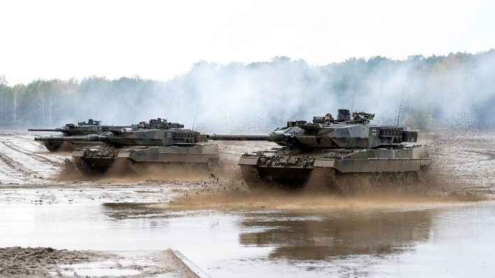 Kampfpanzer Leopard 2 der Bundeswehr auf einem Truppenübungsplatz © imago images/Chris Emil Janßen