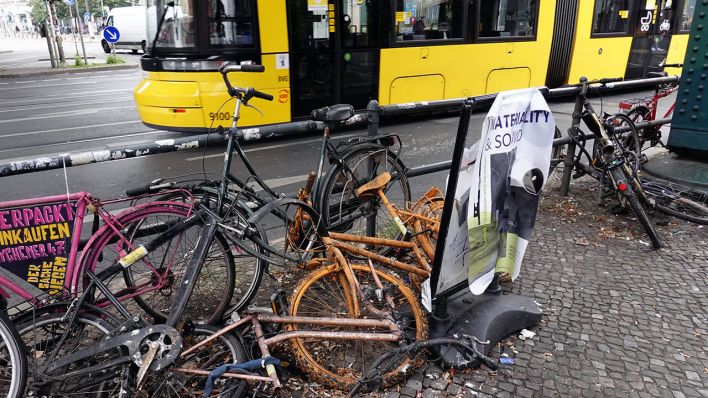 Kaputte alte Fahrräder sind in Berlin angeschlossen