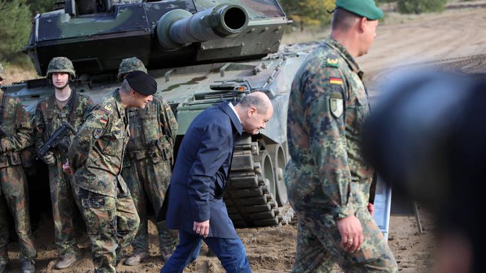 Bundeskanzler Olaf Scholz bei einem Kampfpanzer Leopard 2 der Bundeswehr © IMAGO/Björn Trotzki