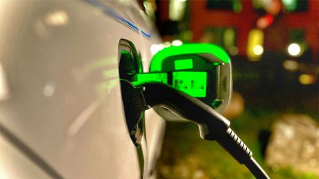 Ein Elektroauto wird geladen © radioeins/Chris Melzer