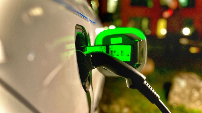 Ein Elektroauto wird geladen © radioeins/Chris Melzer