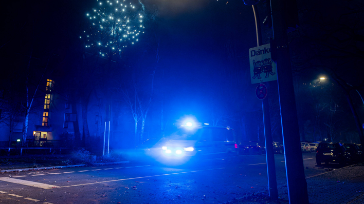 Fahrzeug mit Blaulicht in der Silvesternacht © IMAGO / Marius Schwarz