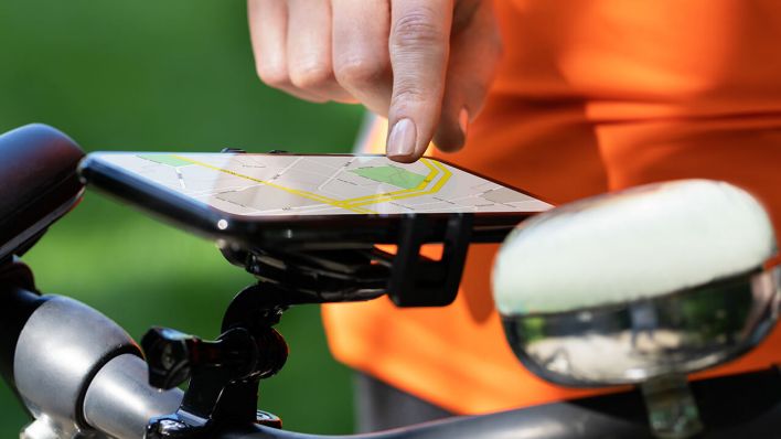 Ein Radfahrerin navigiert mit einem Smartphone © IMAGO/PantherMedia