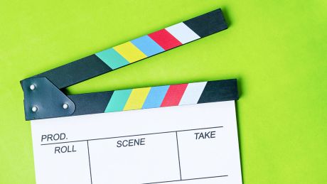 Eine Filmklappe vor grünem Hintergrund