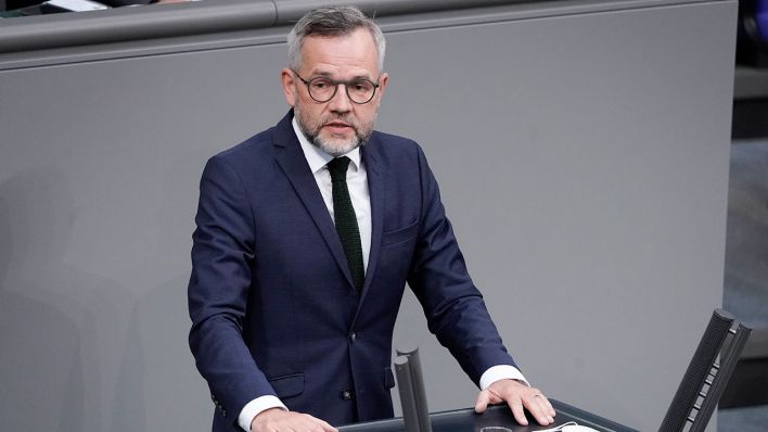 Michael Roth (SPD) bei einer Rede im Bundestag im April 2022