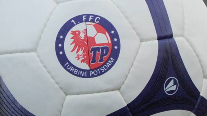Logo auf Fußball von Turbine Potsdam