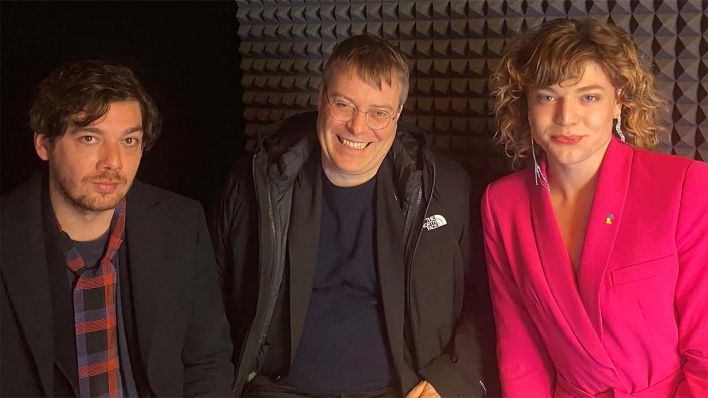 Regisseur Christoph Hochhäusler (m) mit den Schauspieler*innen Timocin Ziegler (l) und Thea Ehre © radioeins Regisseur Christoph Hochhäusler (m) mit den Schauspieler*innen Timocin Ziegler (l) und Thea Ehre © radioeins