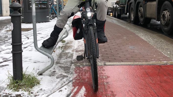 Ein Fahrradfahrer benutzt ein Warte-Trittbrett für Radfahrende in Berlin-Pankow © radioeins/Henrik Barth