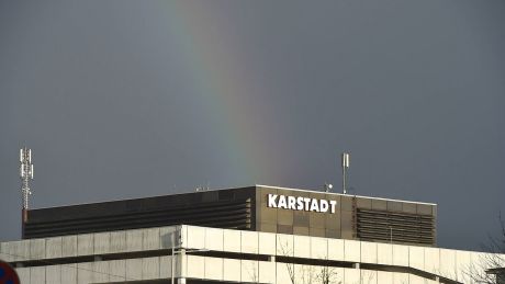 Ein Regenbogen über einem Karstadt-Kaufhaus © imago images/Becker&Bredel