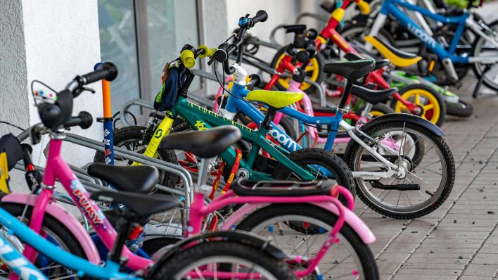 Kinderfahrräder vor einer Kita © imago images/Jochen Tack