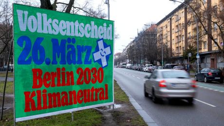 Ein Plakat wirbt für den Volksentschied Berlin 2030 Klimaneutral © IMAGO/Seeliger
