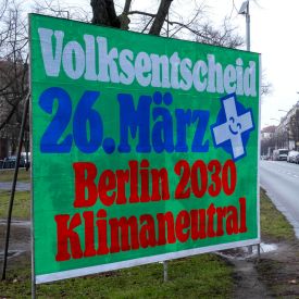 Ein Plakat wirbt für den Volksentschied Berlin 2030 Klimaneutral © IMAGO/Seeliger