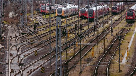Mit einem bundesweiten Warnstreik legen die Eisenbahn- und Verkehrsgewerkschaft große Teile des öffentlichen Verkehrs lahm © IMAGO/Dirk Sattler