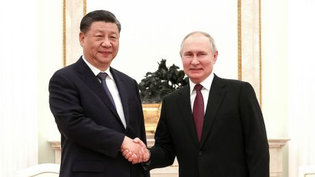 Wladimir Putin, Präsident von Russland, und Xi Jinping, Präsident von China, vor ihren Gesprächen im Kreml © Russisches Presseamt des Präsidenten via AP/dpa