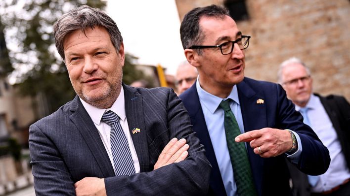 Die Grünen-Politiker Robert Habeck, Vizekanzler und Bundesminister für Wirtschaft und Klimaschutz, und Cem Özdemir, Bundesminister für Ernährung und Landwirtschaft.