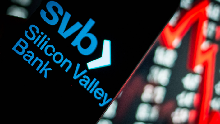 Logo der Silicon Valley Bank auf einem Smartphone mit dem Börsenindex