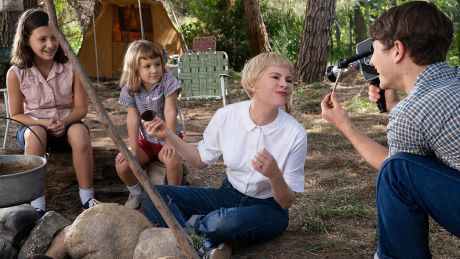 v.l.n.r.: Keeley Karsten, Sophia Kopera, Michelle Williams und Gabriel LaBelle in "Die Fabelmans" © imago images/Everett Collection