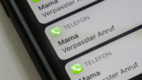 Auf einem Smartphone werden verpasste Anrufe von Mama angezeigt. © IMAGO / photothek