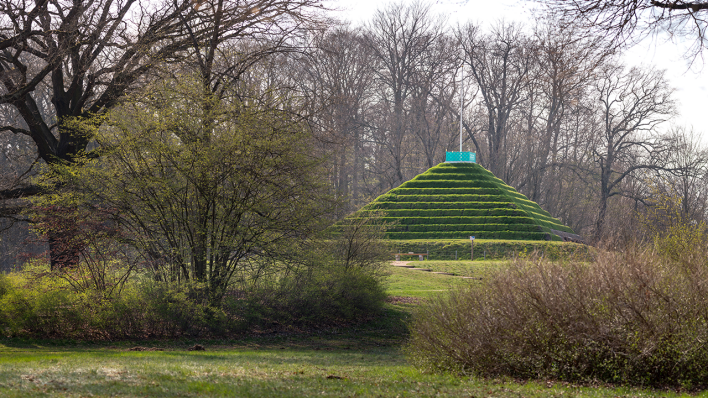 Landpyramide im Branitzer Park © IMAGO / Dirk Sattler