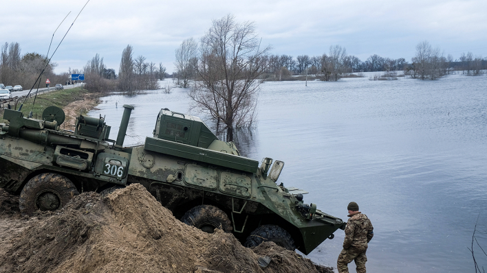 Schützenpanzer am Ufer des Irpin in der Ukraine © IMAGO / ZUMA Wire