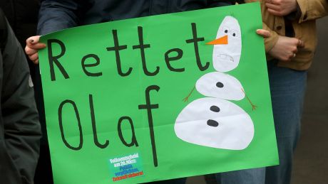 Auf einem Protesplakat steht "Rettet Olaf" neben einem Schneemann beim Globalen Klimastreik am 03.03.2023 © imago images/Müller-Stauffenberg
