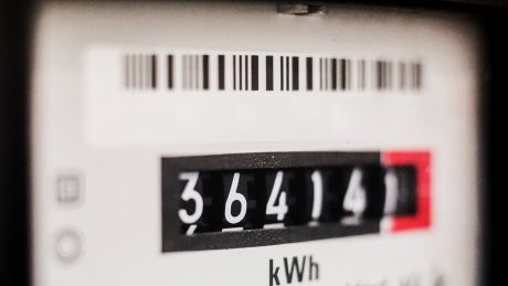 Ein Stromzähler zeigt den Stromverbrauch eines Haushalts an (Symbolbild) © imago images/aal.photo