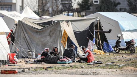 Menschen sitzen am 1. März 2023 vor Zelten in der türkischen Stadt Adoyaman. (Bild: IMAGO / ZUMA Wire)