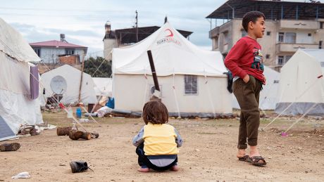Kinder spielen in einem Zeltlager in Gaziantep (Türkei) © imago images/ZUMA Wire