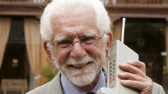 Der US-Ingenieur Martin Cooper hält eines der ersten Mobiltelefone © Cereijido/EFE/EPA/dpa