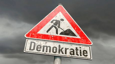 Demokratie als Baustelle - Symbolbild © IMAGO / IlluPics