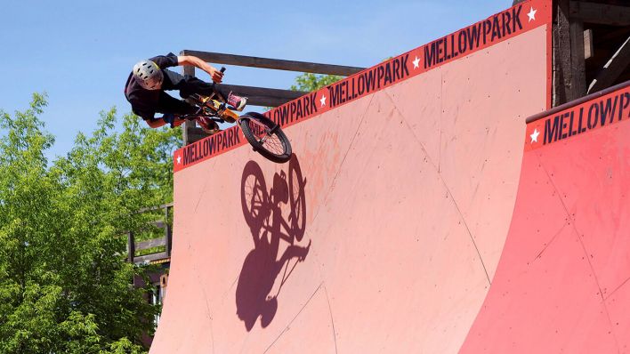 Ein BMX-Fahrer im Mellowpark in Berlin-Köpenick © imago images/Ulli Winkler